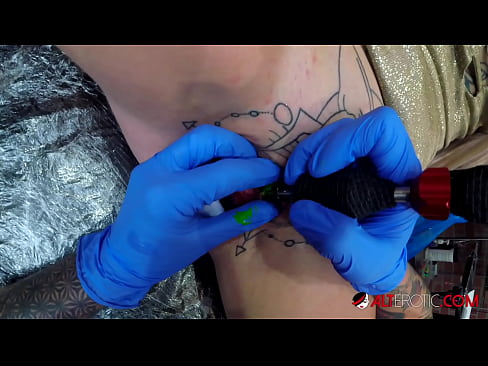 ❤️ Ekstreme tatuita varmulo Sully Savage ricevis tatuon sur sia klitoro ❤❌ Kvalita porno ĉe porno eo.pornado-co.ru