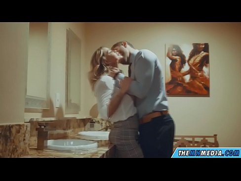 ❤️ Kiam belplena blondulo delogas vin en publika necesejo ❤❌ Kvalita porno ĉe porno eo.pornado-co.ru